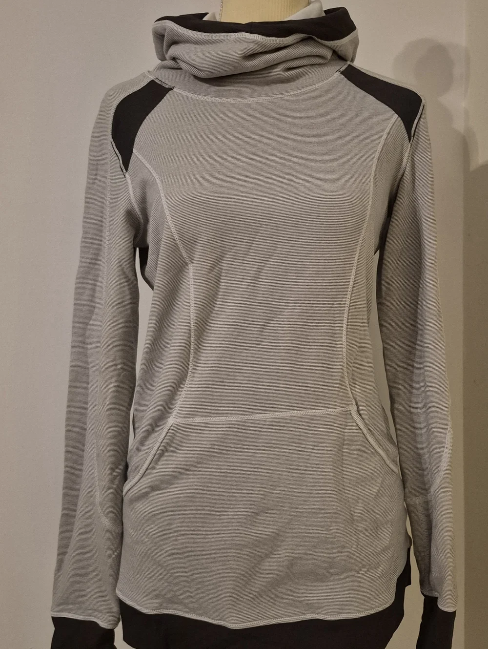 Lululemon Base Runner Ponytail Hoodie Pullover‎ Pocket Thumb Hole 6 Activewear